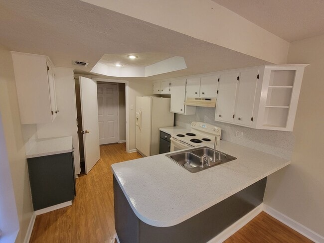 Building Photo - Cute 3B/2B Home Available in Lake Charles
