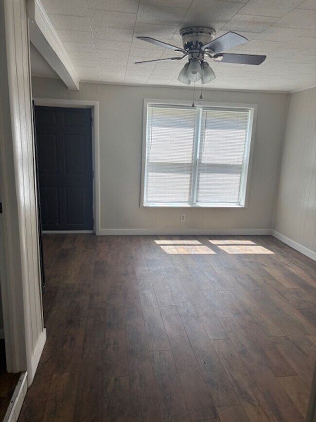 Foto del edificio - 5 bed and 3 bath (4 bed/2bath house) & (1 bed/1 bath home)