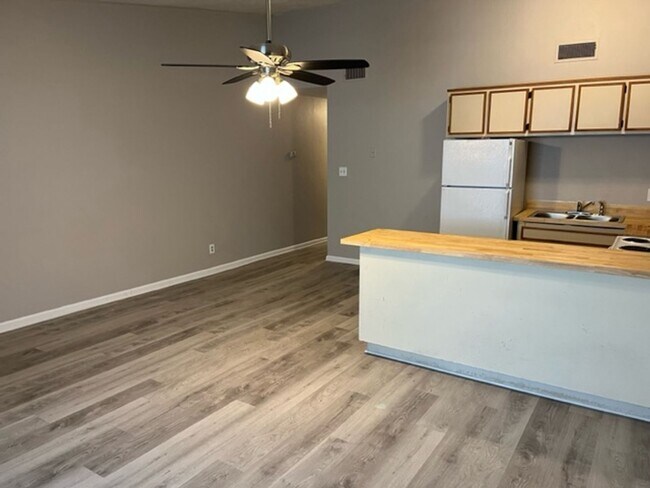 Foto del edificio - Check Out This 2 bedroom/1 bathroom Duplex!