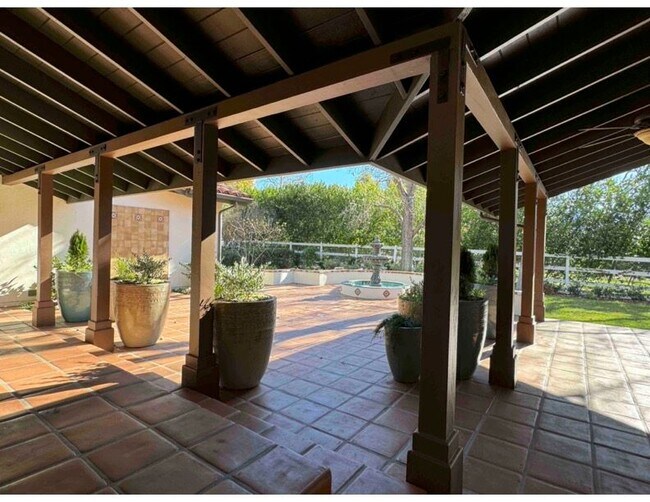 Foto del edificio - 28910 Wagon Rd