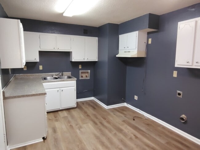 Foto del edificio - 587 Hillbrook Dr