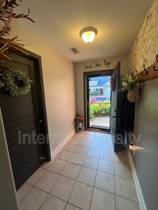 Building Photo - 1420 Hazelgreen Way