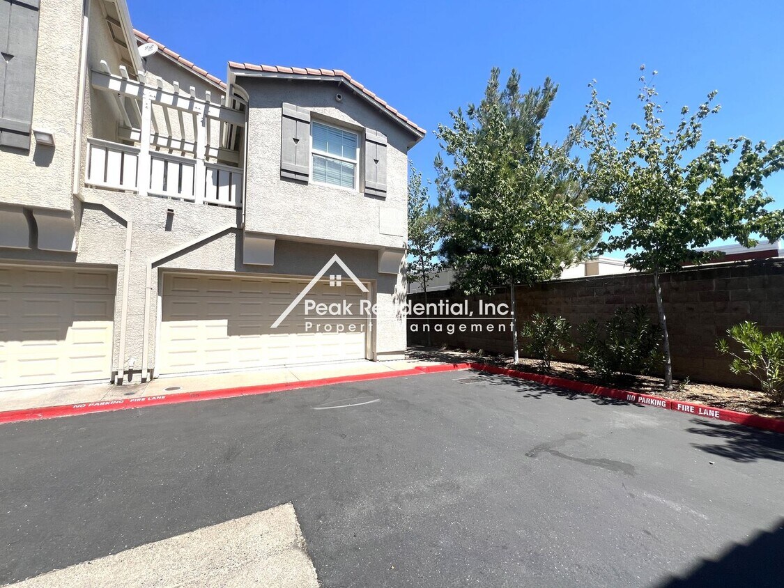Primary Photo - Beautiful Folsom 3bd/2.5ba Townhouse with ...