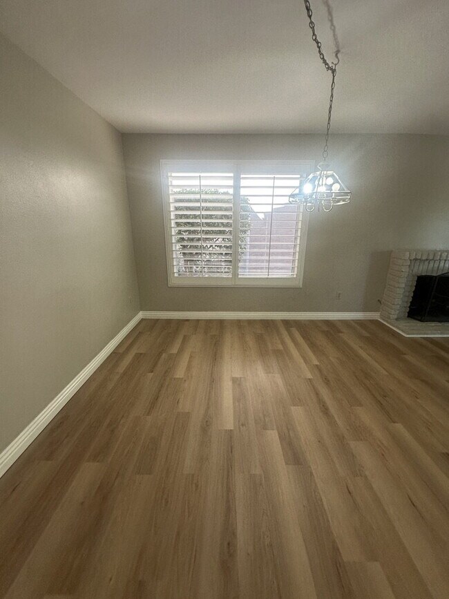 Building Photo - $3,400 - Charming Ground-Floor 2 Bed / 2 Bath Condo in Desirable Oaks North 55+ Community