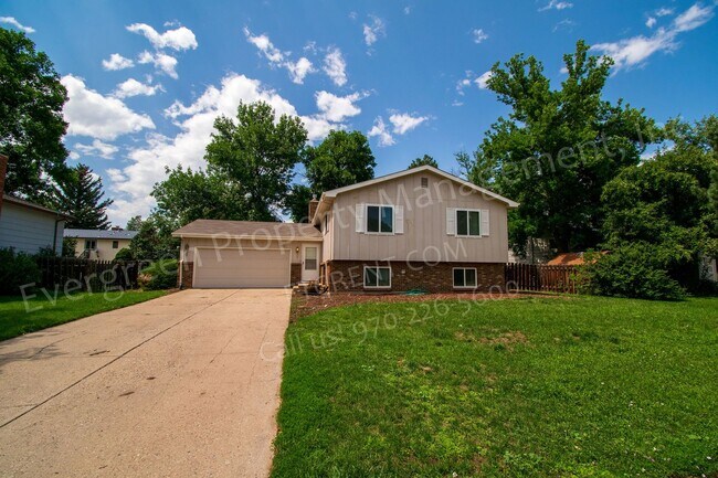 Foto del edificio - Huge 4 Bedroom, 2 Bath House by Red Fox Me...