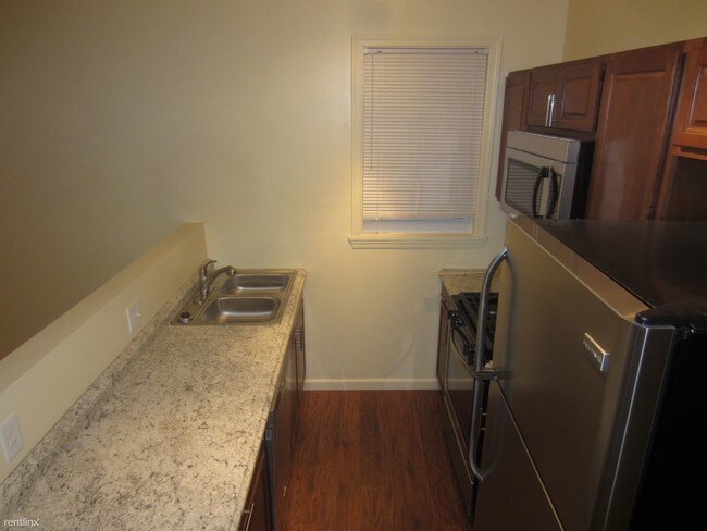 Building Photo - 2 br, 1 bath Apartment - 4021 Haldane St