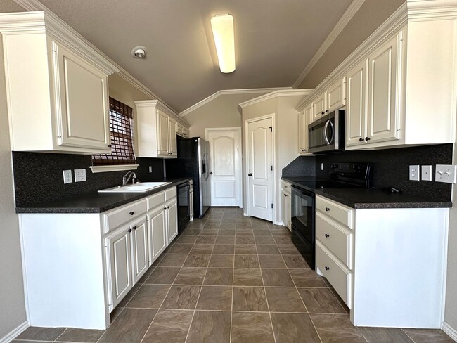 Foto del edificio - Gorgeous 3-bedroom minutes from 82nd & Uni...