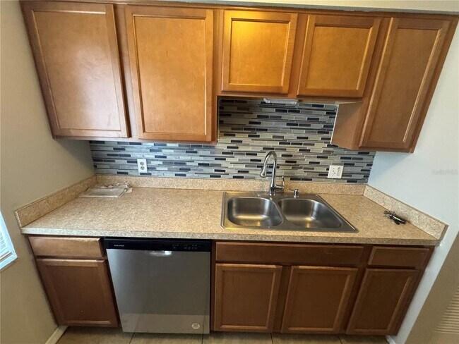 Foto del edificio - 7505 Pitch Pine Cir