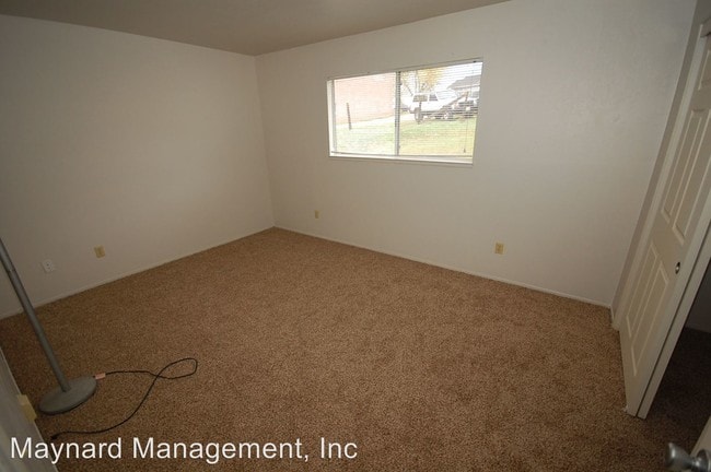 Building Photo - 2 br, 1 bath House - 390 Russell Rd.