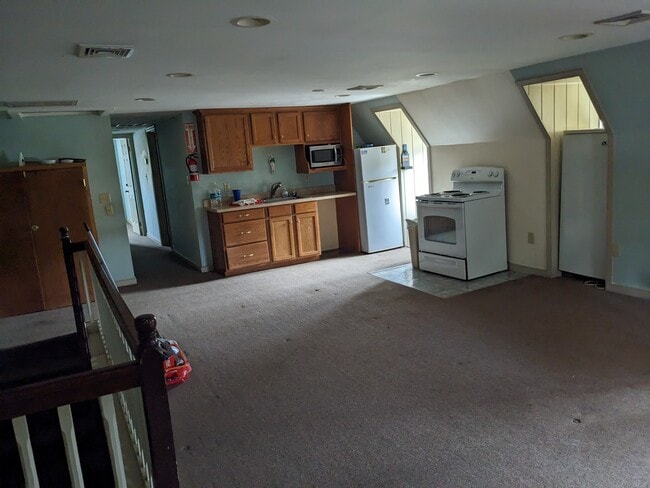 kitchen - 17 Turntable Jct