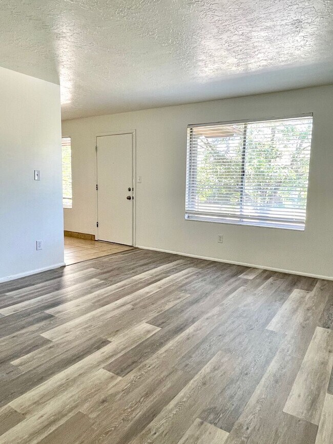 Foto del edificio - 222 N Pingree Ave