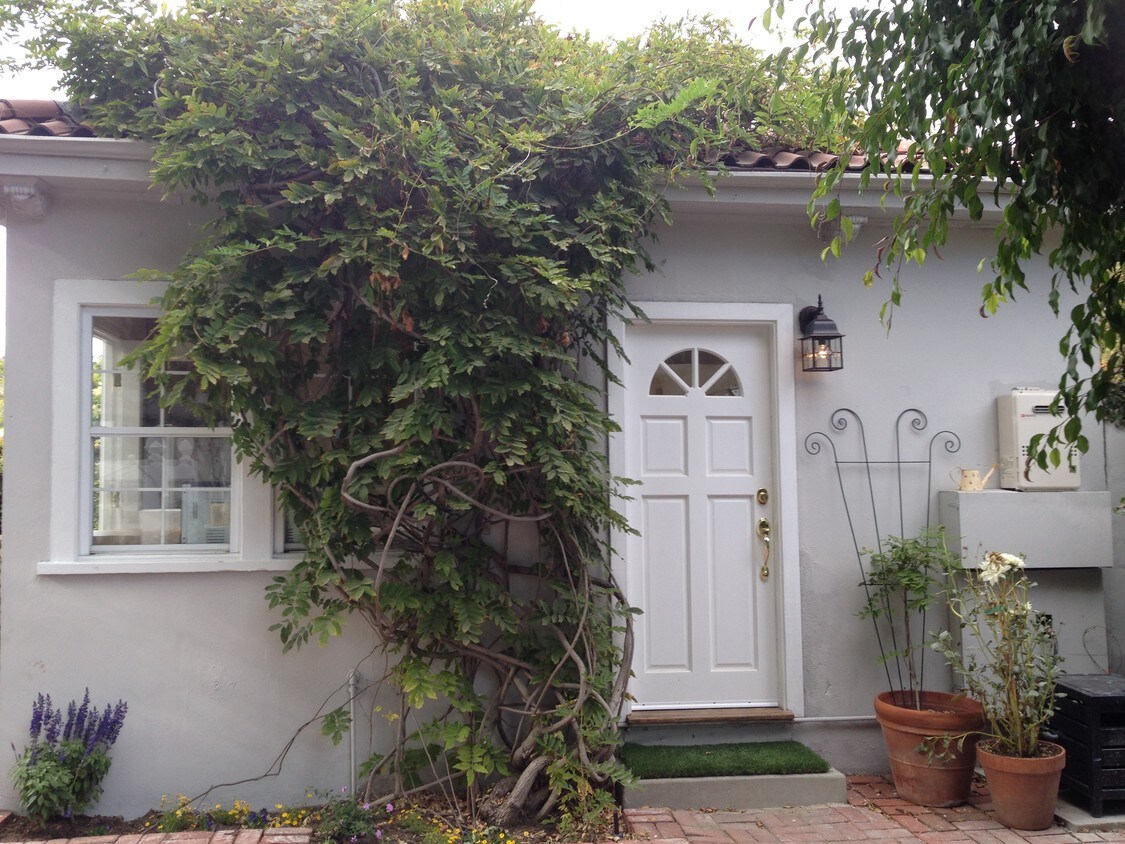 entrance - 620 S Irving Blvd