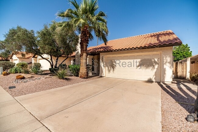 Building Photo - 1439 N La Rosa Dr
