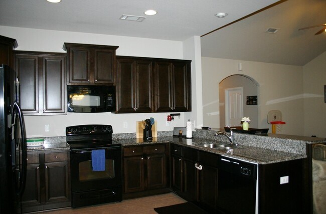 Building Photo - Great South Crestview Location!