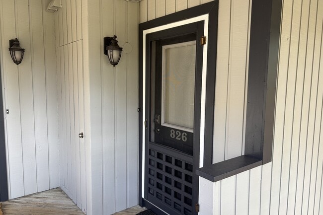 Building Photo - 826 Suncrest Cir