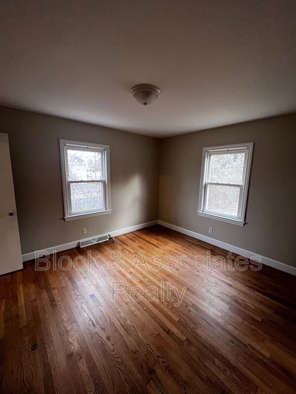 Building Photo - 1034 E Lexington Ave