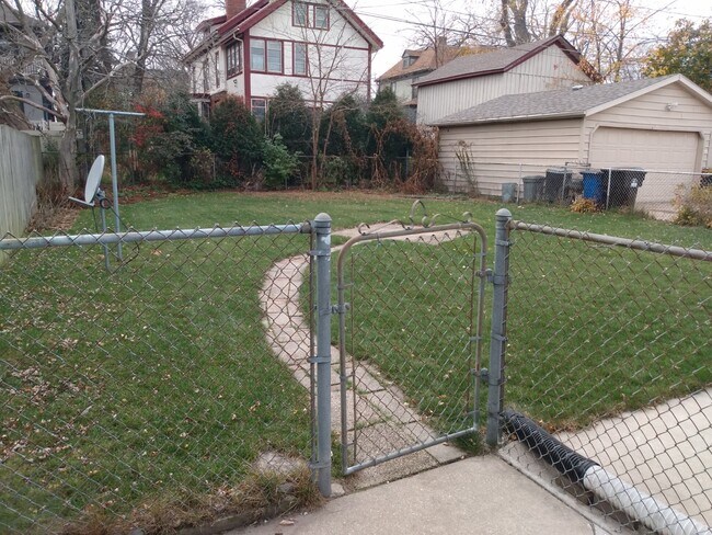 Patio interior - 1530 Wisconsin Ave