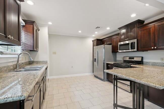 Building Photo - 605 Honore Dr