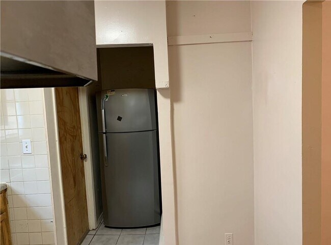 Kitchen - 130 Elliott Ave