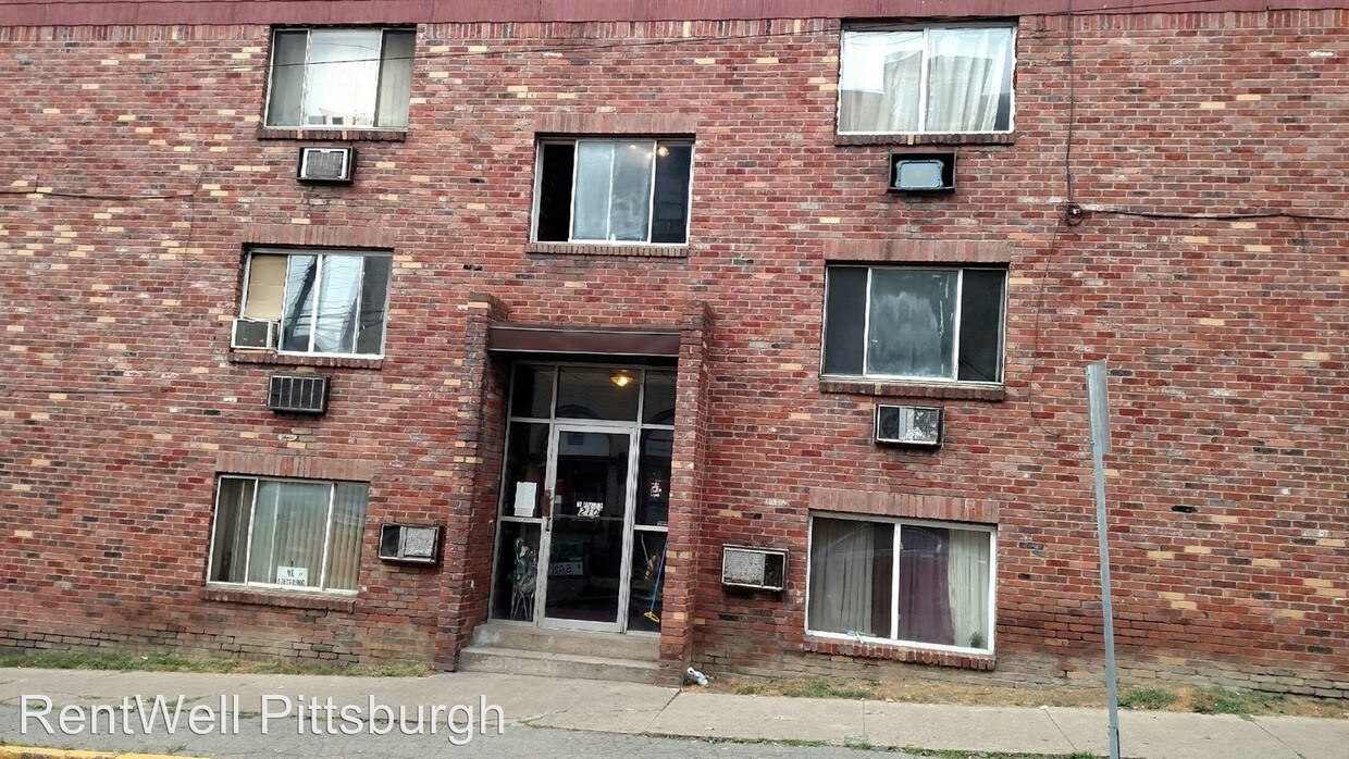 Primary Photo - 221 Center Ave