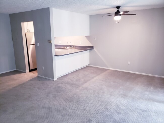 Building Photo - Top Floor Open Concept  Bedroom With  Cour...