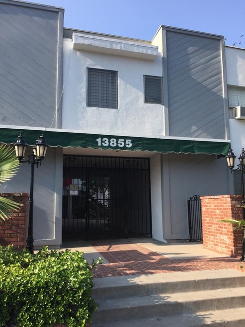 Building Photo - 13855 Burbank Blvd