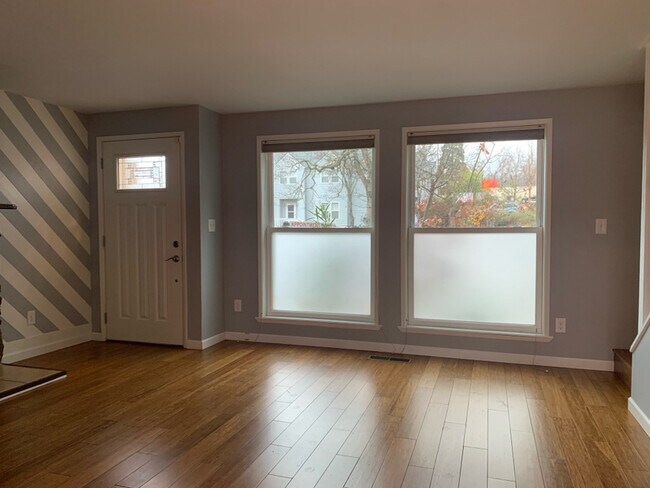 Building Photo - 319 Glenn St