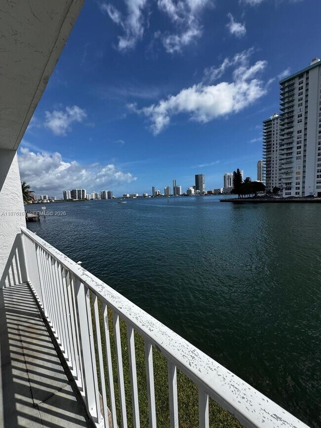 Foto del edificio - 4000 NE 170th St