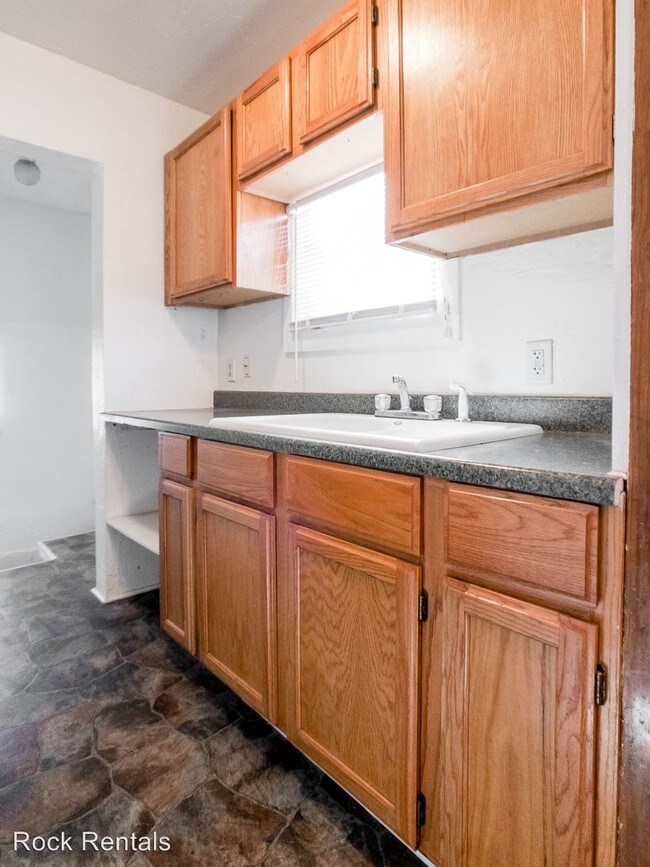 Building Photo - 1 br, 1 bath House - 817 E 8th Ave