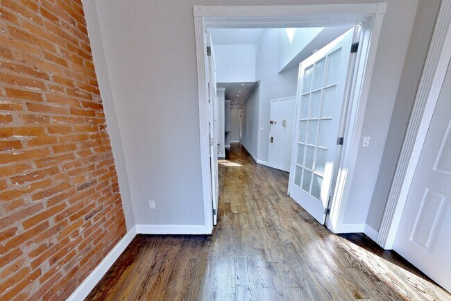 Foto del edificio - 206 E 83rd St