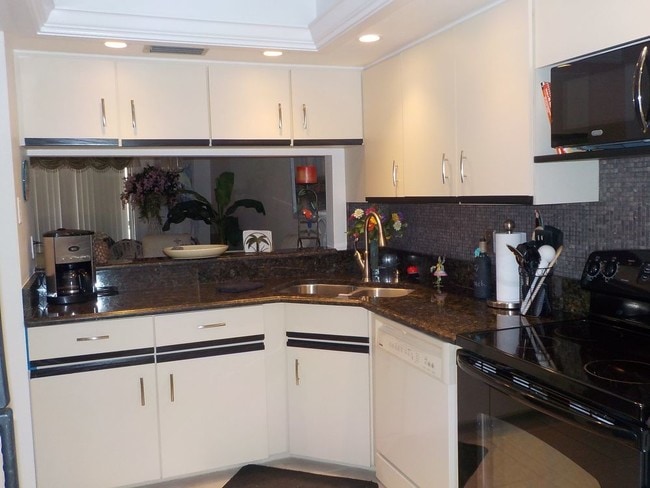 Foto del edificio - 2032 Oakridge Cir