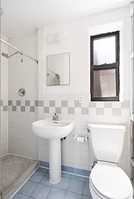 Foto del edificio - 223 W 10th St