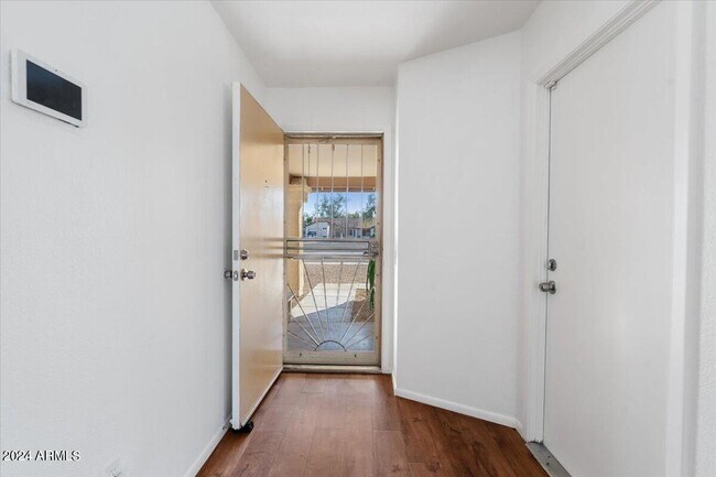 Building Photo - 1910 E Sandra Terrace