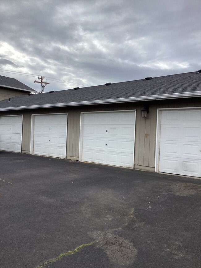 Building Photo - 2040-2040 NE Elk St