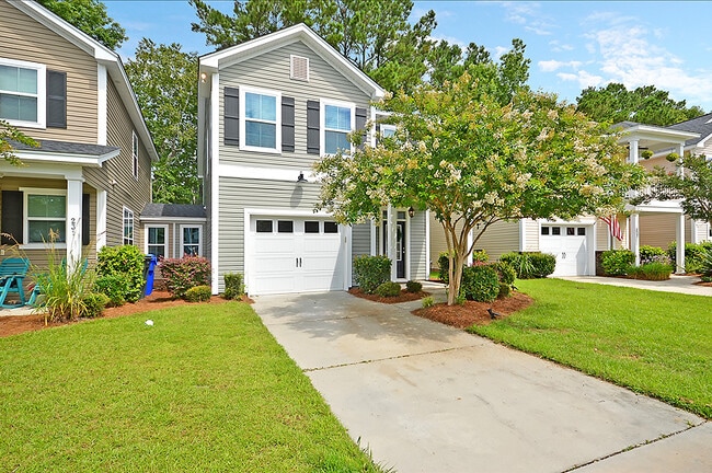 Building Photo - 229 Larissa Dr