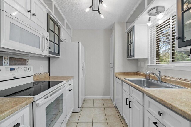 Foto del edificio - Three Bedroom Two Bathroom Home with Large...
