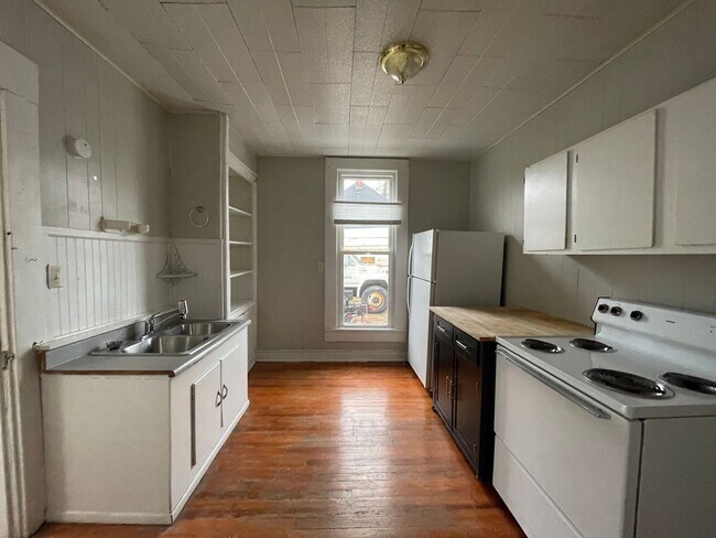 Foto del edificio - PRELEASING for AUGUST! Close to Campus: In...