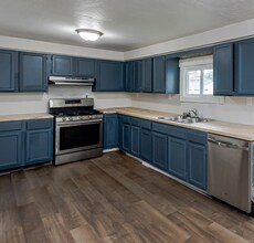 Building Photo - 4440 Fairview Dr