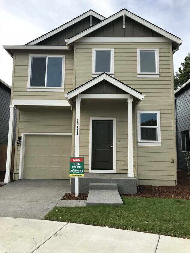Primary Photo - CUSTOM 3 BR 2.5 PET FRIENDLY HOME! A/C!