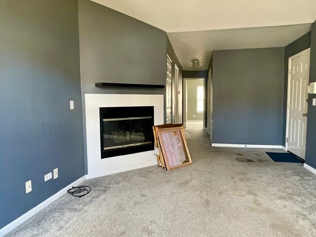 Building Photo - 1179 N Village Dr