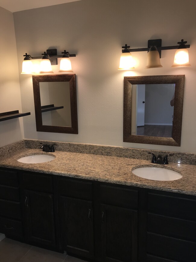 Master bathroom - 3800 Hackberry Lane