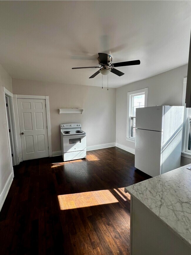 Eat-in Kitchen - 2108 W Vilter Ln
