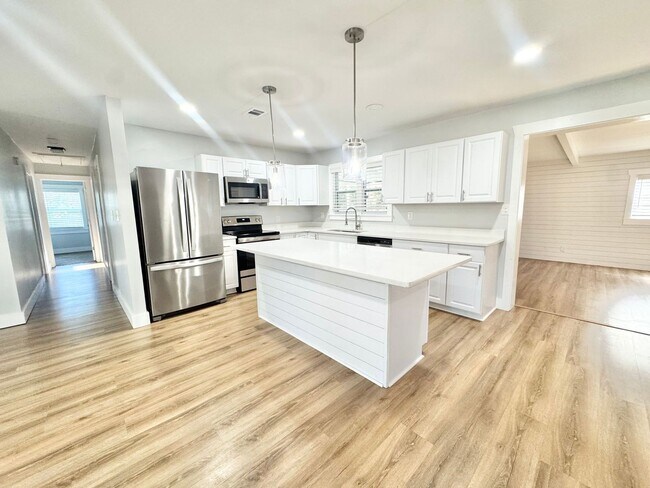 Foto del edificio - Beautiful white brick ranch styled home off White Bluff in Savannah, Ga!