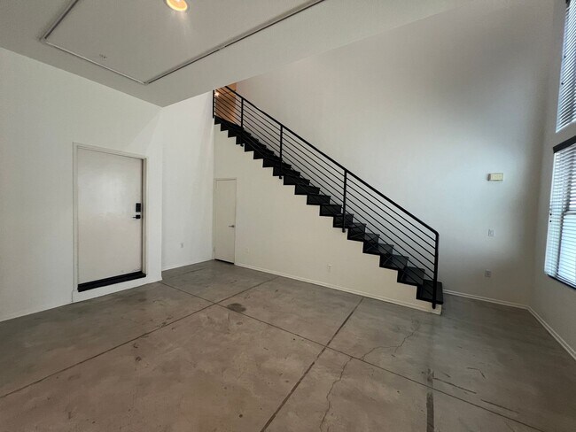 Foto del edificio - Work And Living Space Loft 1 Bedroom 1.5 Bath Attached Townhouse in The Downtown Santa Ana Artist...