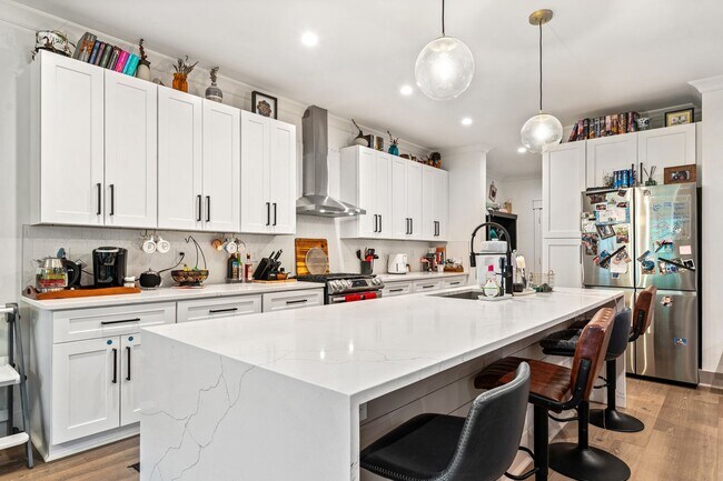 Foto del edificio - Modern 3be / 2.5ba House With Garage and Fenced-in Backyard