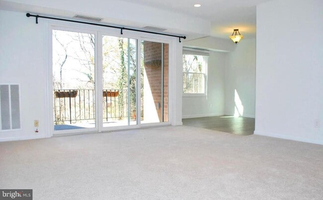 Building Photo - 3874 Lyndhurst Dr