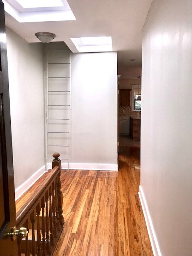 Building Photo - Super bright and spacious 1 bedroom !!!