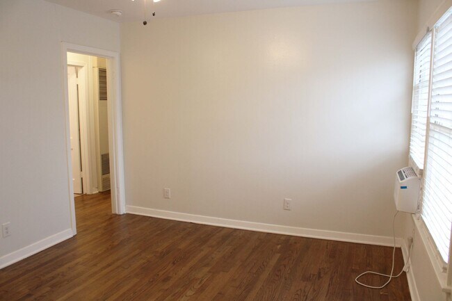 Foto del edificio - 2825 W Woodlawn Ave