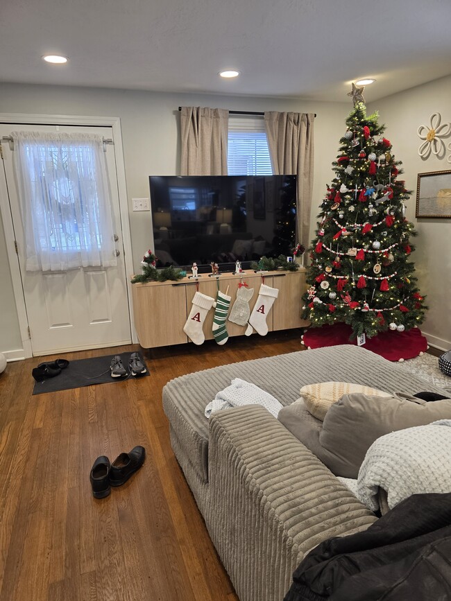 Building Photo - 905 Benton Ave