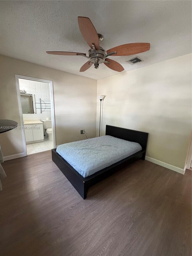 Building Photo - 9900 W Calusa Club Dr